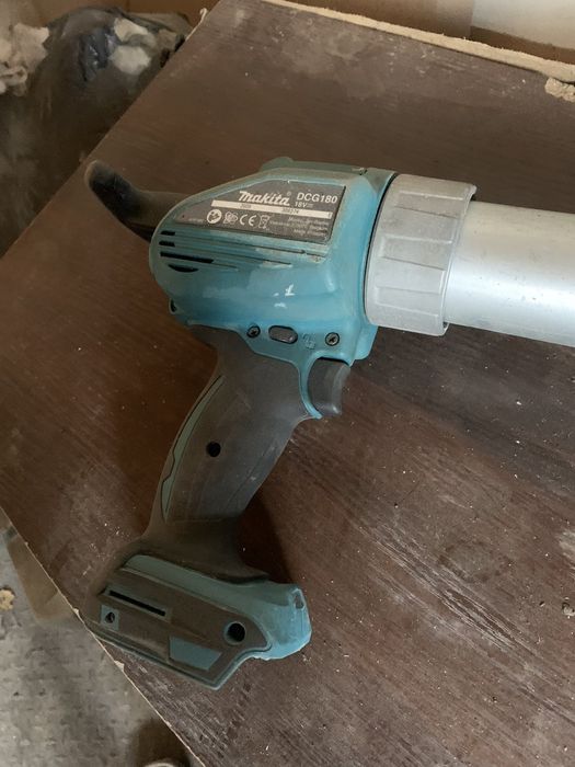 Акумуляторний пістолет Makita на герметик