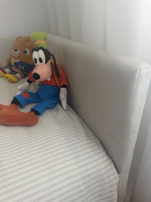 Cama individual com gavetão forrada bege