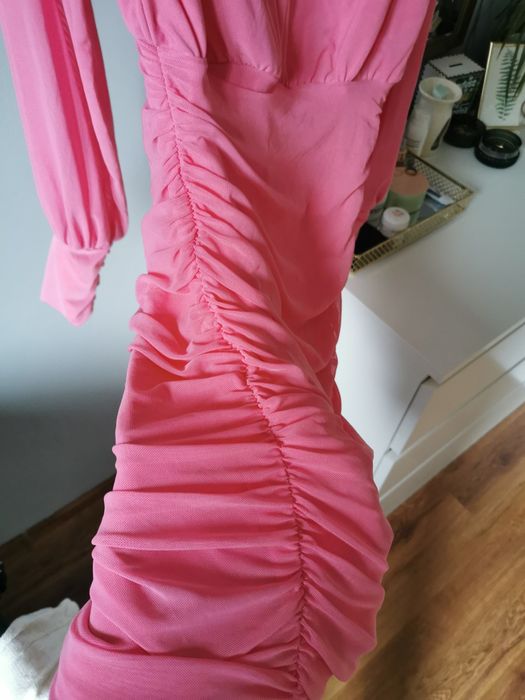 Różowa sukienka z marszczeniami