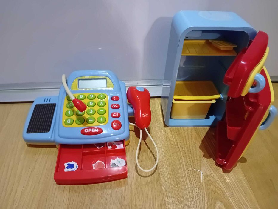 Carrinho compras e vários brinquedos de criança