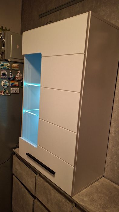 Regał  z szybami podświetlany możliwość zawieszenia