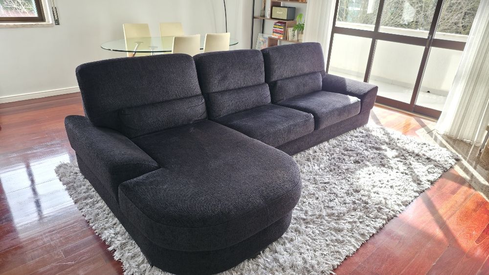 Sofá com chaise long preto