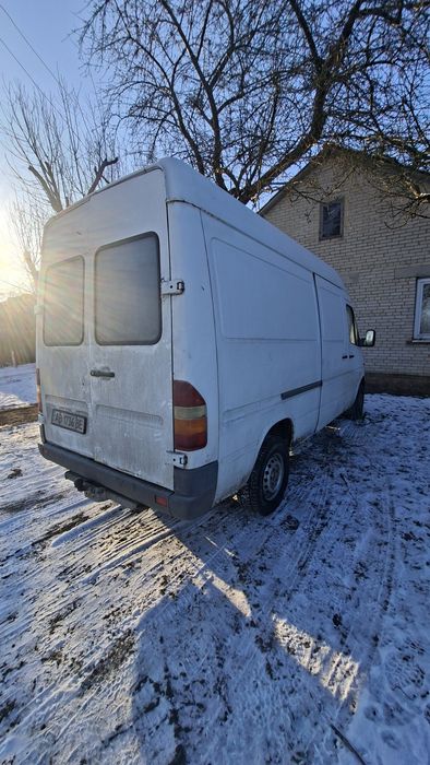 Продам Мерседес Спринтер 308 2.3 д в хорошем состоянии  сел поехал мотор работает хорошо не дымит заводиться  в - 18 без всяких проблем, Кпп не выбивает ,мост не воет, ходовая менялась полностью, диски тормозные ,калодки саленблоки ,много чего долго писать месяц назад, зади новая резина Lassa спереди с переди %50-60 остатка, по кузову важные и серьёзные места подваривались года дают свое, машина сел поехал звоните детально все расскажу реальному покупателю торг. Продажа не срочная или обмен на  Фольцваген Т4 или Т5 с моей доплатой.