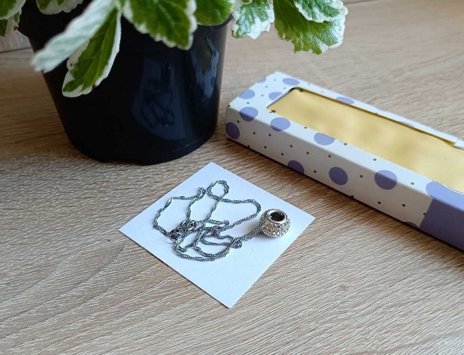 Srebrny wisiorek z kryształami Swarovskiego. Srebro 925