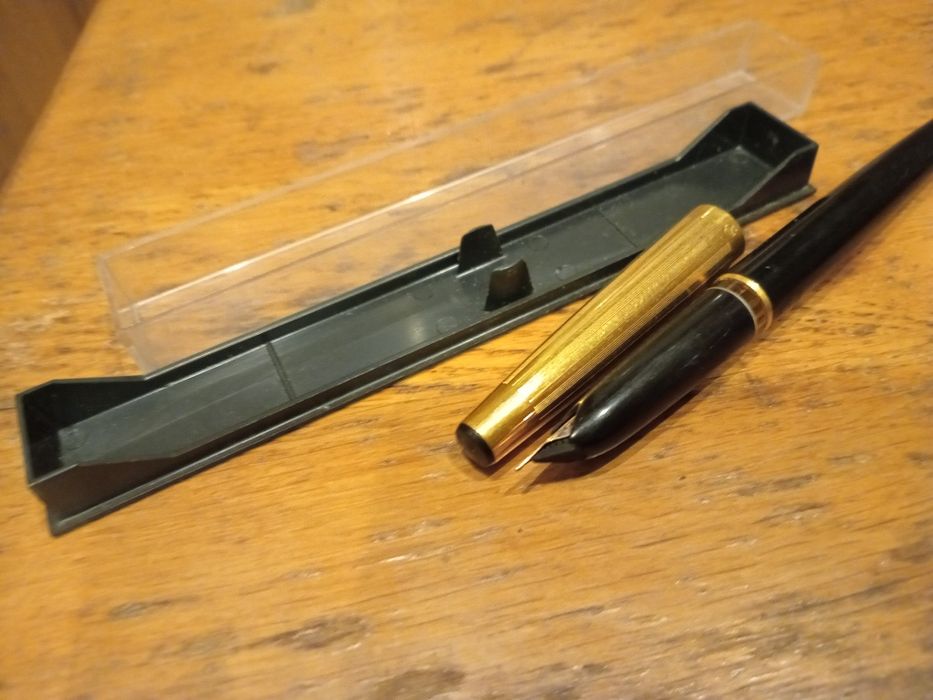 Ручка перьевая с золотым пером