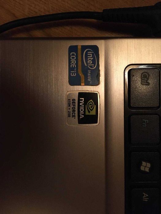 ASUS ноутбук на фото є серія і номер