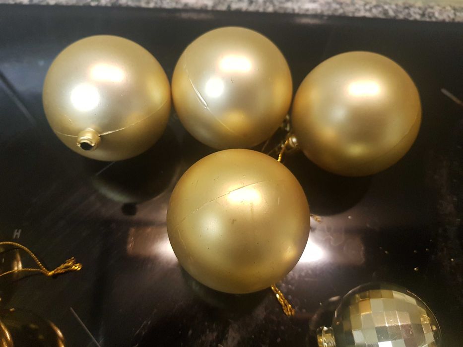 Presentes de Natal e bolas douradas (ver fotos)