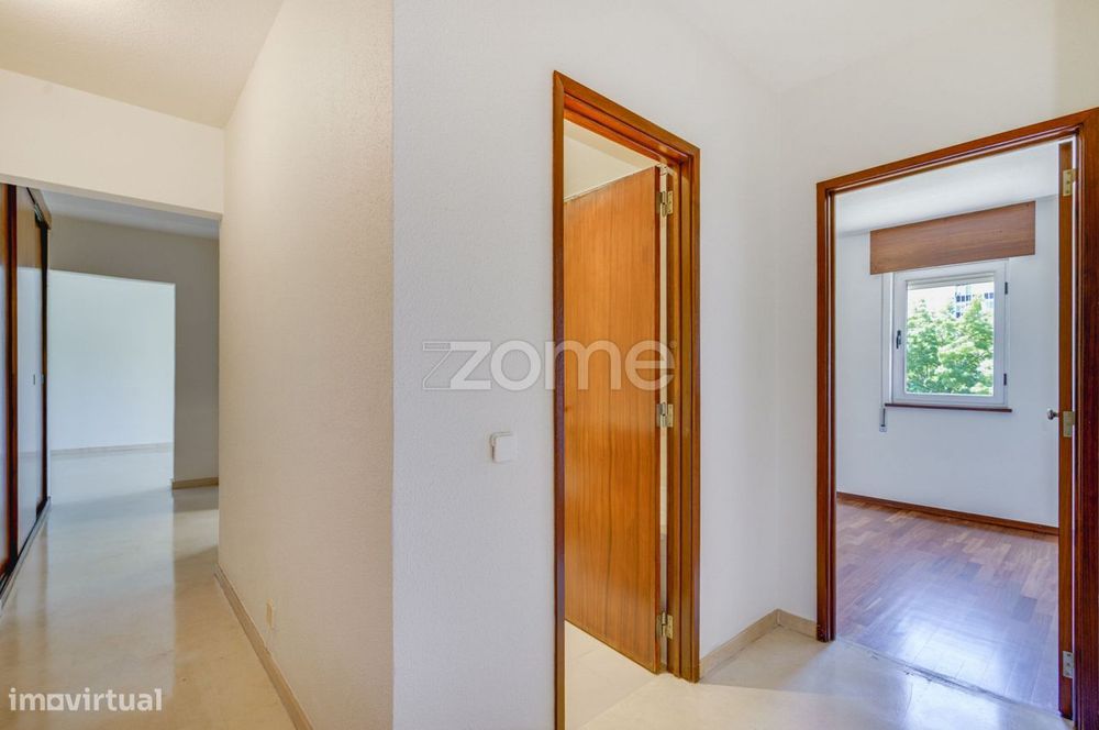 Apartamento T2 com Garagem para Arrendamento - Metro do Campo Grande