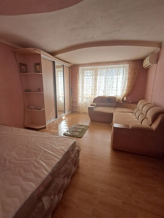 Продам 1 кім.чешку з меблями та побутовою технікою на Київській