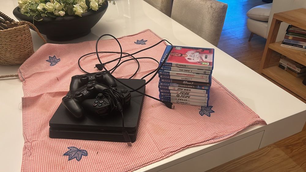 PS4 com jogos incluídos + 3 comandos