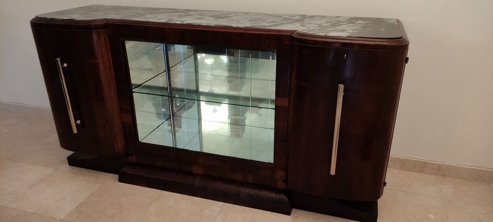 Móvel em madeira com balcão em mármore.