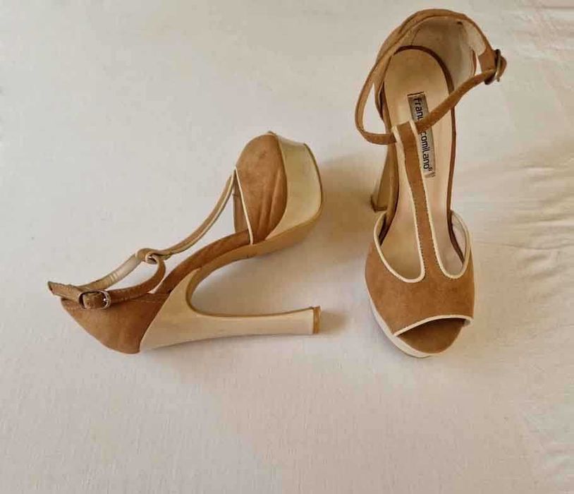 Sandálias salto alto em couro beje