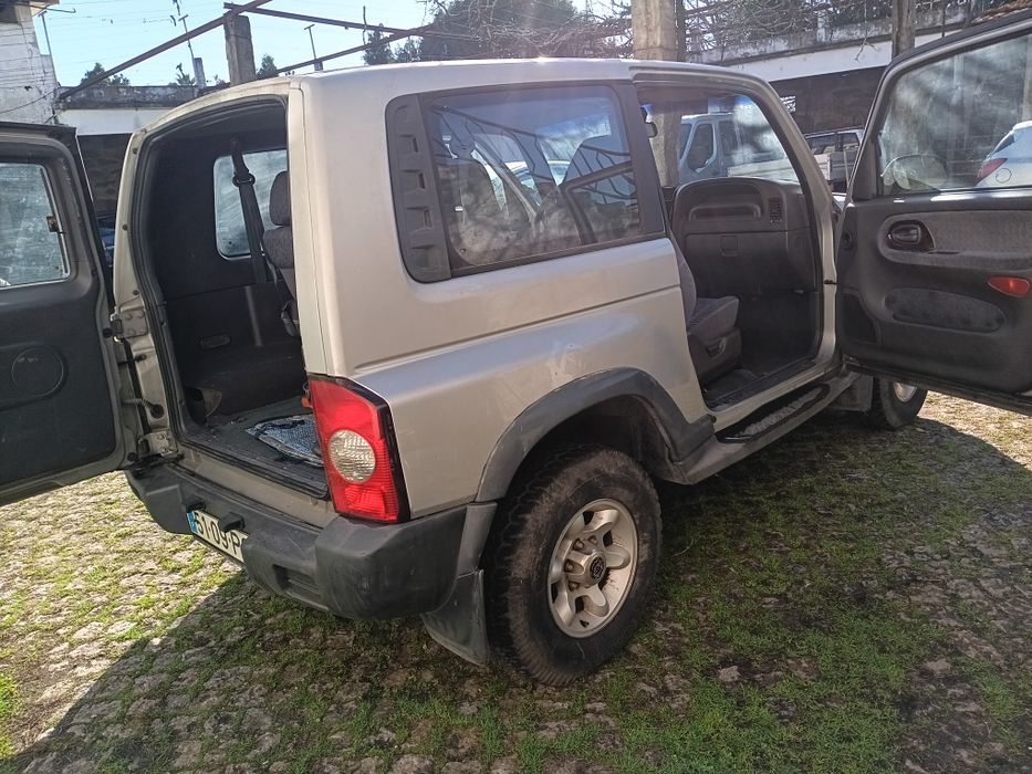 Vendo jeep SangYong. Motor merced, tração  4 rodas, 147 564km. Um dono