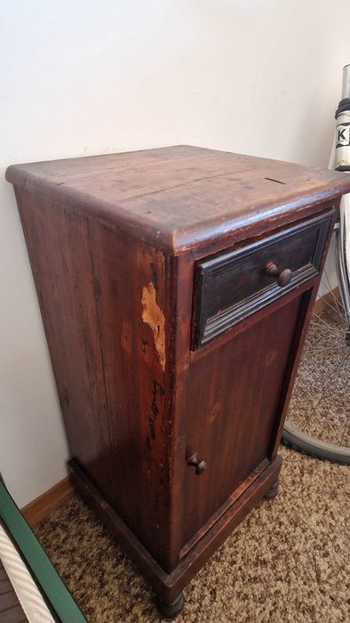 Mesa de cabeceira antiga