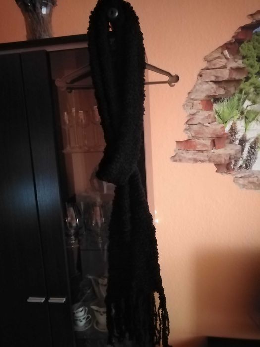 Czarny długi szalik wełniany z frędzlami