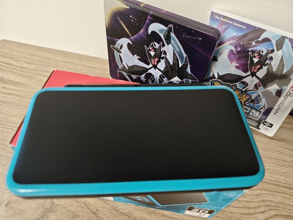 Nintendo 2DS XL + pokemon ultra moon steelbook edition