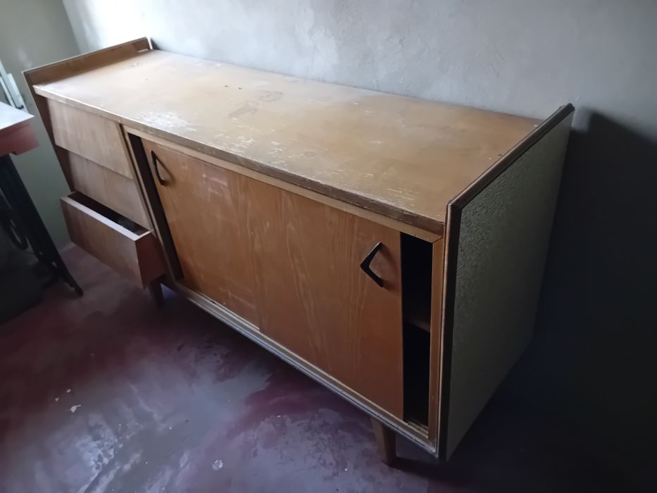 Mesa de cozinha com cadeiras e moveis