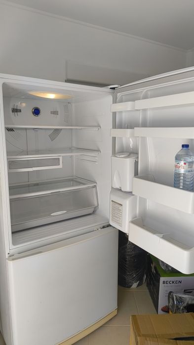 Vendo frigorífico Samsung de qualidade antiga.