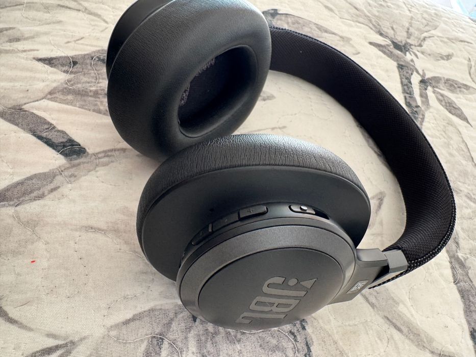 JBL Live 660NC Wireless Over-Ear
Headphone