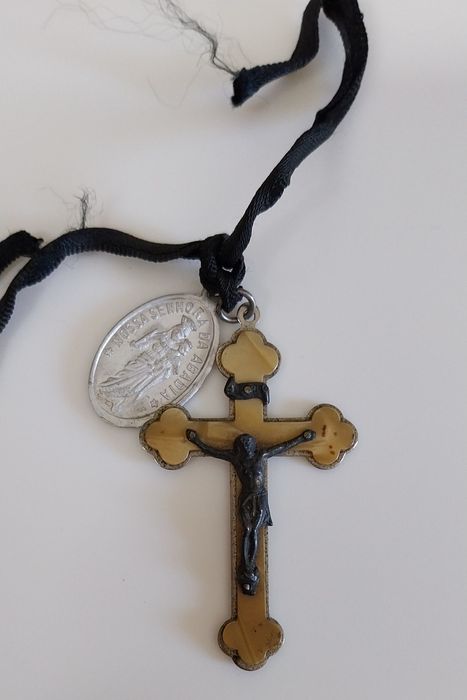 Lindíssimo crucifixo muito antigo e medalha