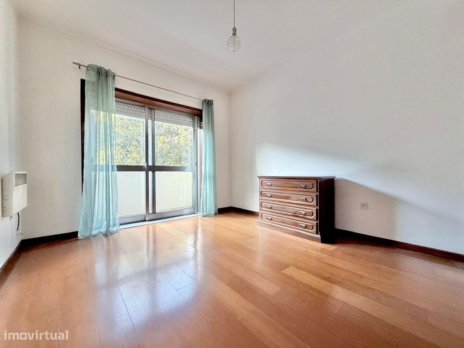 Apartamento T4 para arrendamento, situado na Rua Cândido de Oliveira