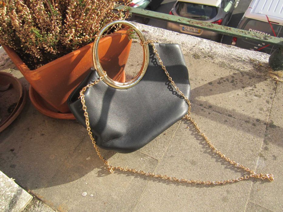 Mango Ring Leather Clutch preta e dourada