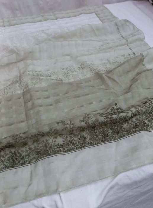 Lenço estampado em tons de verde 0.75x0.75 cm