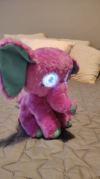 Słonik ze świecącymi oczami.