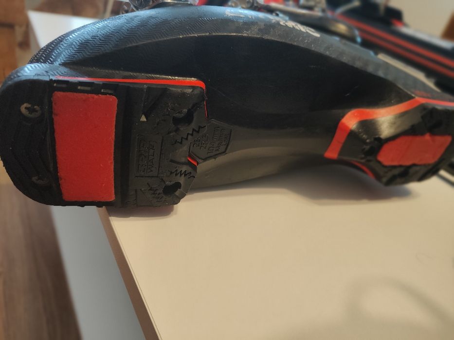 Narty, buty narciarskie, kijki