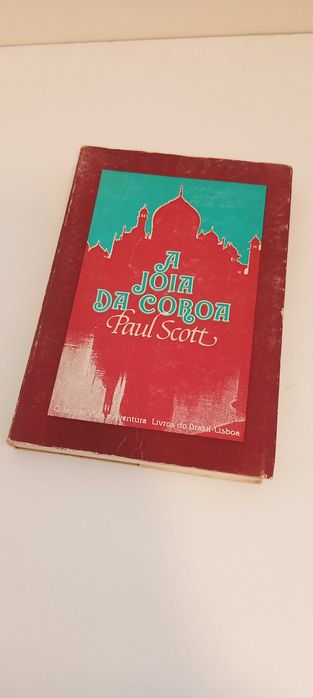 A Jóia da Coroa, Paul Scott, vida e aventura