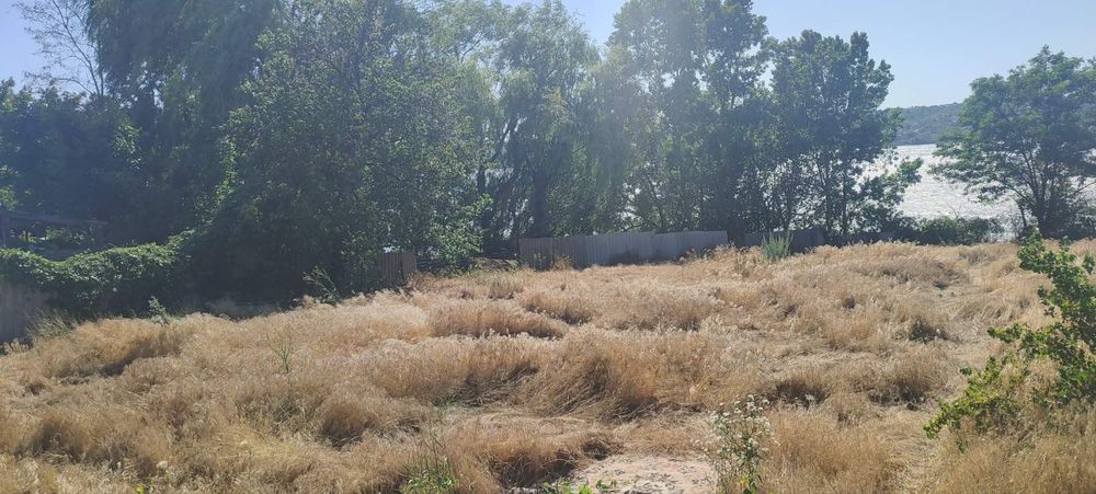 Продам участок  16 соток у воды с. Любимовка