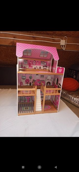 Duży domek dla lalek + lalki, ubrania dla lalek oraz meble do domku.