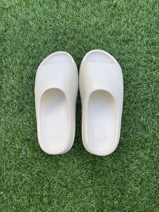 Yezzy slides nunca usados tamanho 41 e 43