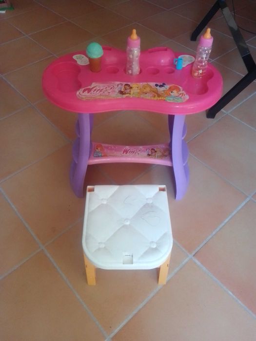 Mesa de brincar com banco