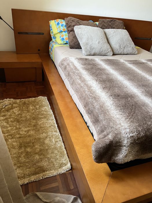 Cama de casal de madeira