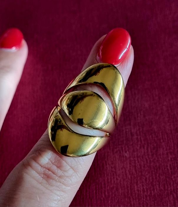 Anel dourado, em aço, diferente e muito elegante. Ajustável