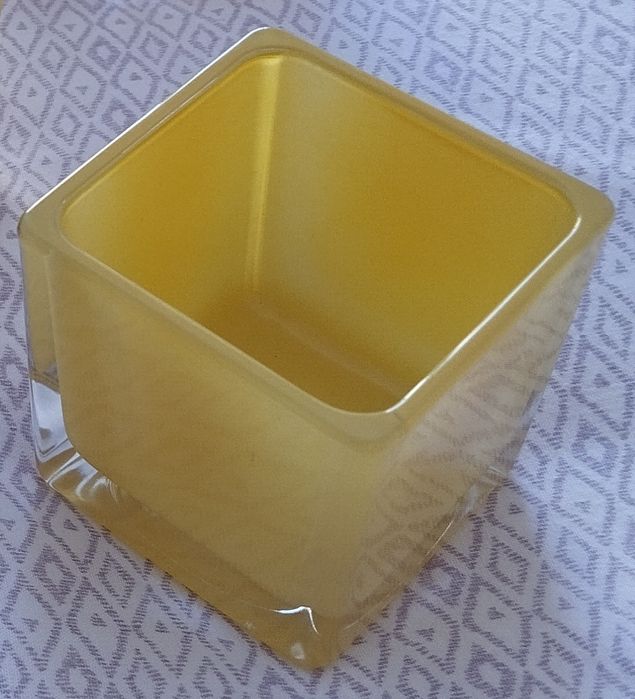 Vasos de vidro amarelos