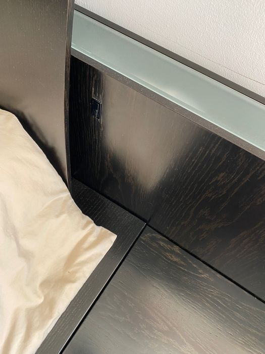 Cama de casal com mesas de cabeceira