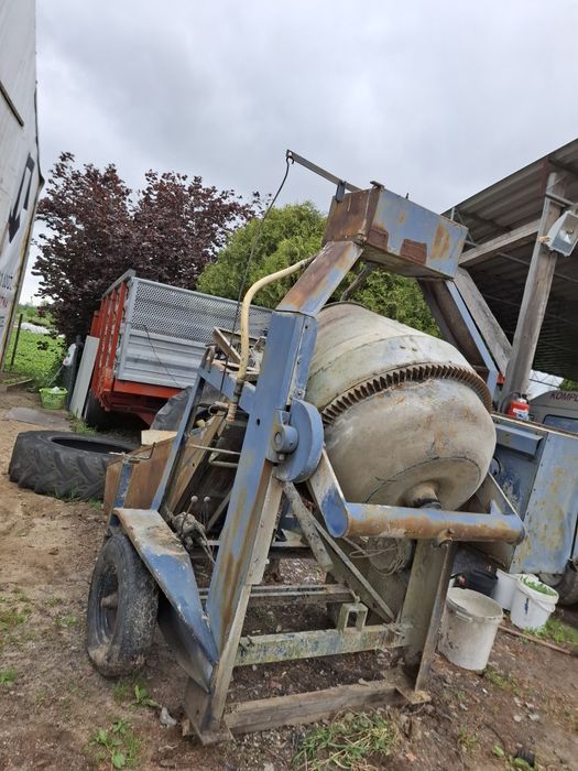 Betoniarka hydrauliczna z koszem zasypowym