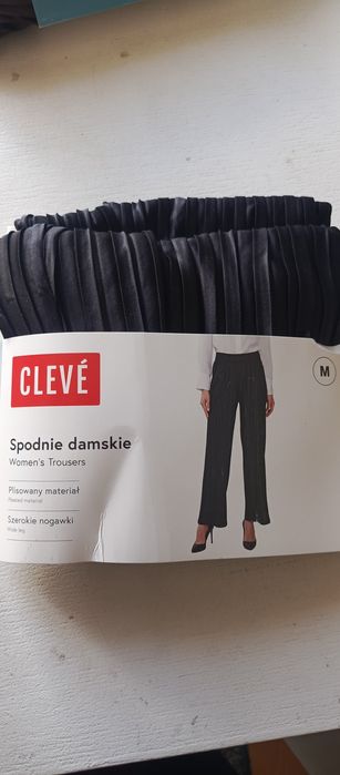 Czarne plisowane spodnie
