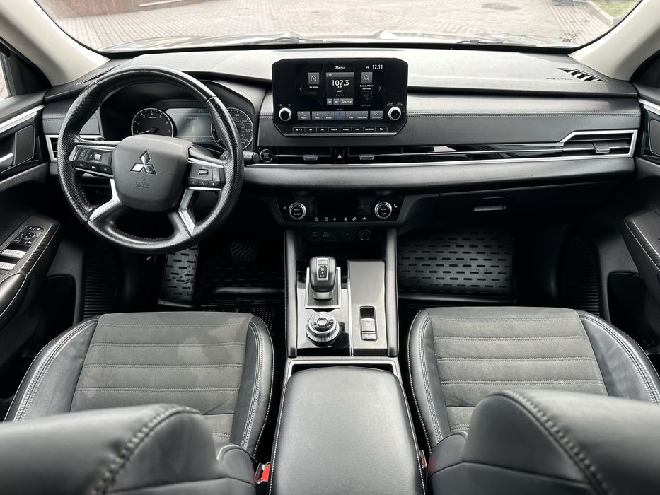 Продам Mitsubishi Outlander 2021 2022 2.5 передний привод 130.000 км