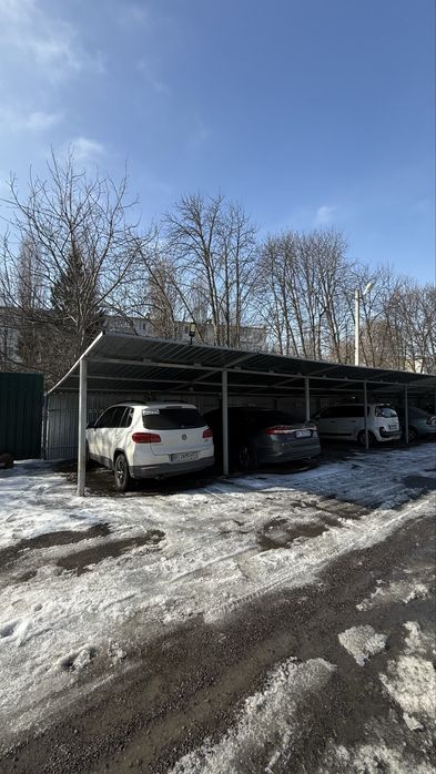 Місце під навісом /гараж/стоянка на молодіжному по Володимира Великого