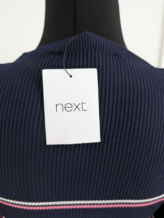 Granatowa sweterkowa sukienka w paski na zime z długim rękawem