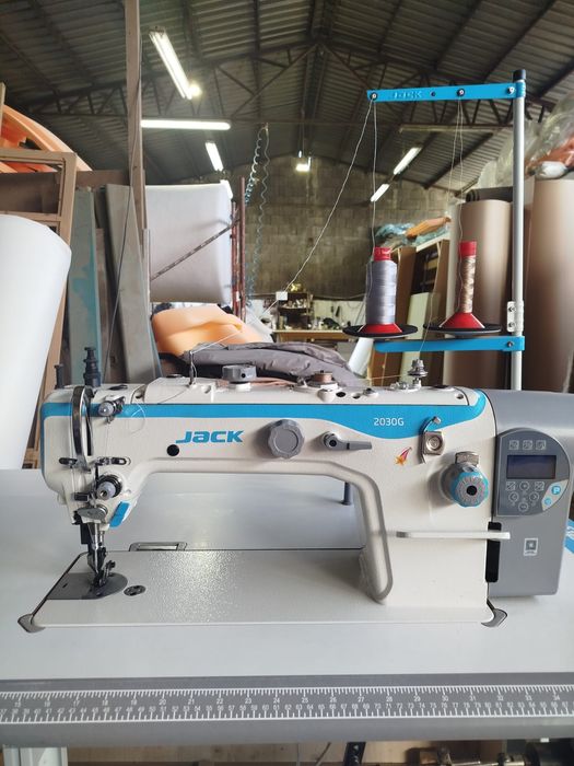 Vendo máquina de costura marca jack  2030 industrial para estofos ou trabalhos profissionais, máquina muito boa qualidade, vendida com muito pouco  us
