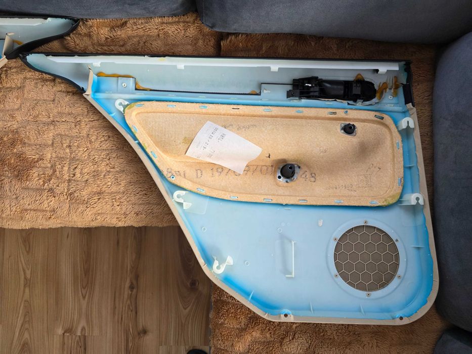 Tylne skórzane boczki drzwi do VW Bora sedan - jasne beżowe