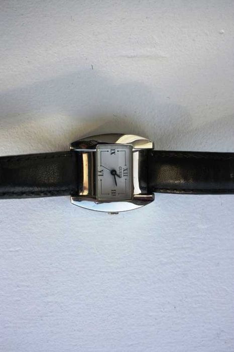 Relógio em pele com bracelete preta da GUESS