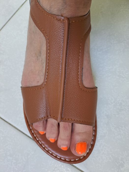 Sandalias castanhas