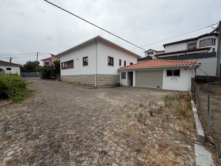 Casa T3 com jardim, churrasqueira e garagem na Esculca em Viseu
