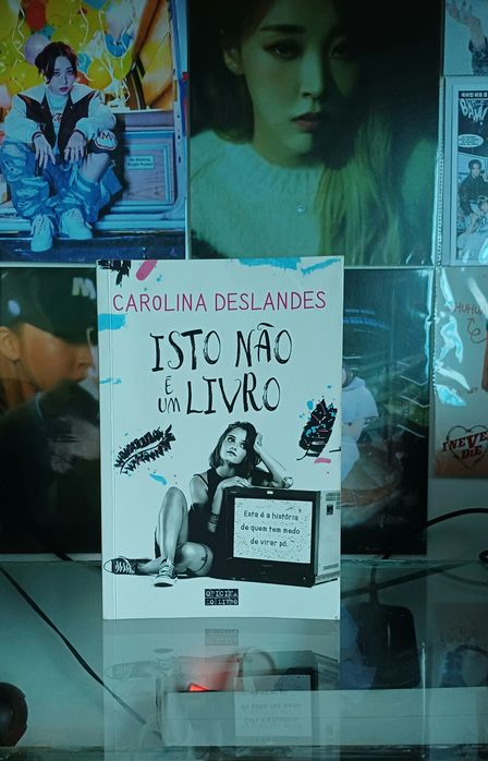 Isto não é um livro de Carolina Deslandes