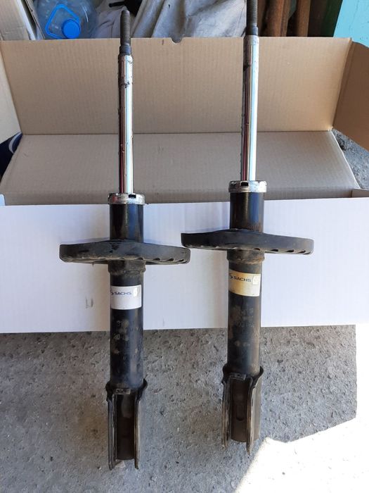 Стойки передние  рено сандеро 2015 год